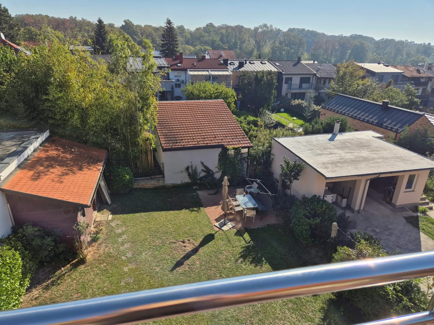 Pogled s terase na vrt i Maksimirsku šumu