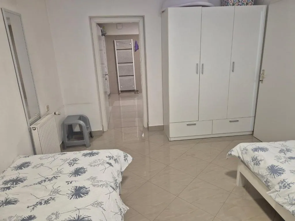 Spavaća soba s dva kreveta