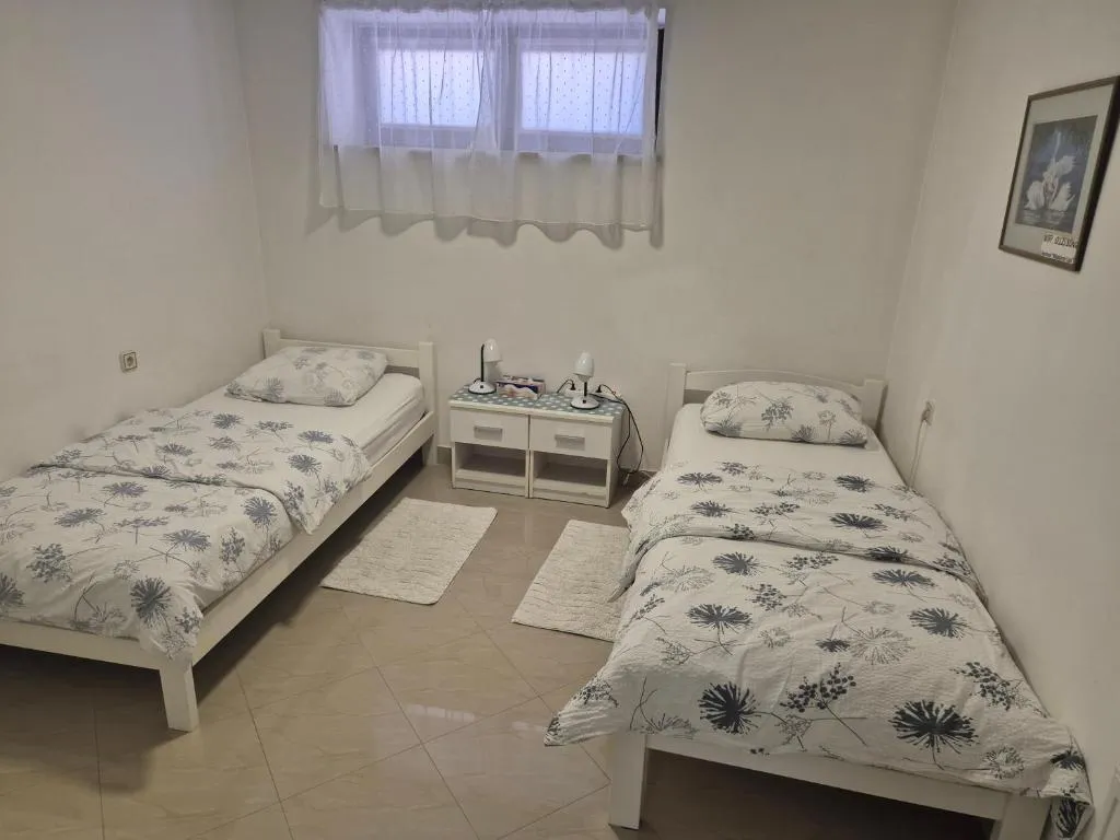 Spavaća soba s dva kreveta