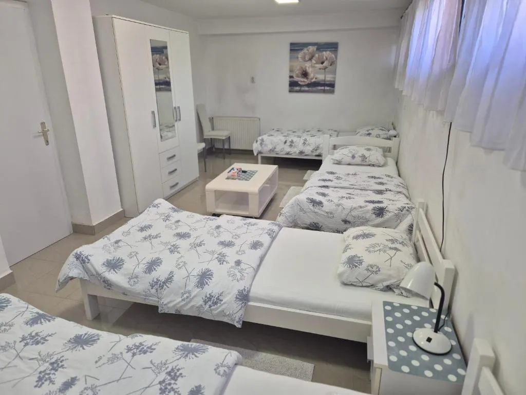 Spavaća soba s četiri kreveta